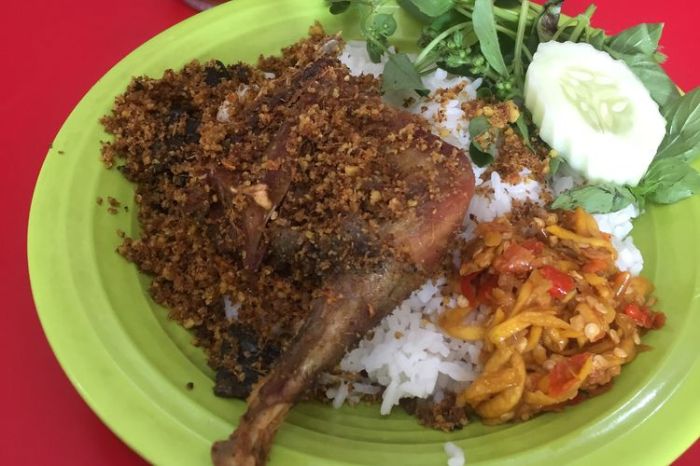 Bebek sinjay goreng surabaya sambal nasi madura sambel pencit kompas kuliner haidiva berburu kedai pilihan berasal Bebek Sinjay Surabaya