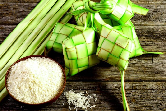Cara menghias ketupat dengan daun pandan