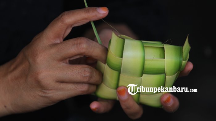 Ketupat republika fitri idul kulit menggelar pedagang basi cepat tidak simbol wihdan ilustrasi kebahagian penting selalu anyaman ambon terjual habis